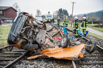Rudersberg-Schlechtbach: Gemeindefahrzeug kollidiert mit Wieslauftalbahn